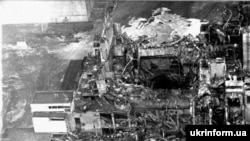 Один із перших знімків зруйнованого реактора ЧАЕС, квітень 1986