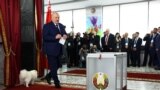 Aleksandr Lukaşenko prezident saýlawynda ses berýär. Minsk, 2025-nji ýylyň 26-njy ýanwary.