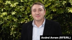Istoricul Cosmin Popa, specializat în istoria Rusiei și a URSS critică discursurile diplomatice ale lui Marcel Ciolacu. El spune că Emil Hurezeanu este un „țap ispășitor”.