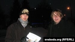 Вадзім Бегеня і Яраслаў Грышчэня ў Баранавічах агітуюць за Статкевіча ў часе выбарчай кампаніі