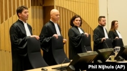 Potrivit procesului, doi dintre inculpați sunt cetățeni ruși, în timp ce un al treilea este un separatist ucrainean pro-rus din regiunea Donbas, estul Ucrainei.