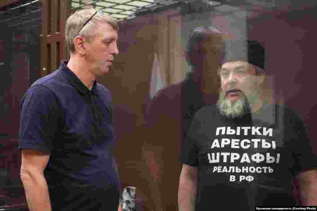 Для фігуранта «справи кримських мусульман» Яшара Шихаметова (праворуч), визнаного правозахисниками політв'язнем, у Південному окружному військовому суді Ростова-на-Дону російський прокурор вимагав 11 років позбавлення волі