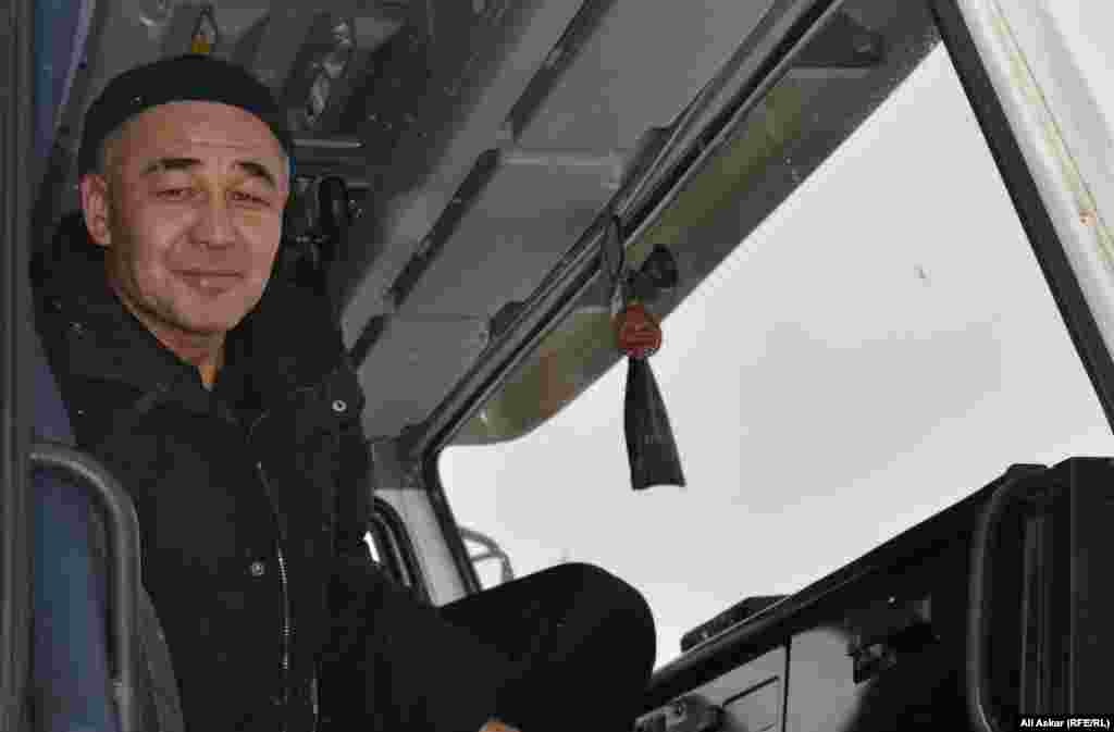 Айдос Иванов, водитель компании "Акжар-Восток" из Байганинского района Актюбинской области, говорит, что на завод он добирался двое суток из-за бурана, но теперь не может попасть на территорию завода из-за спецоперации. 