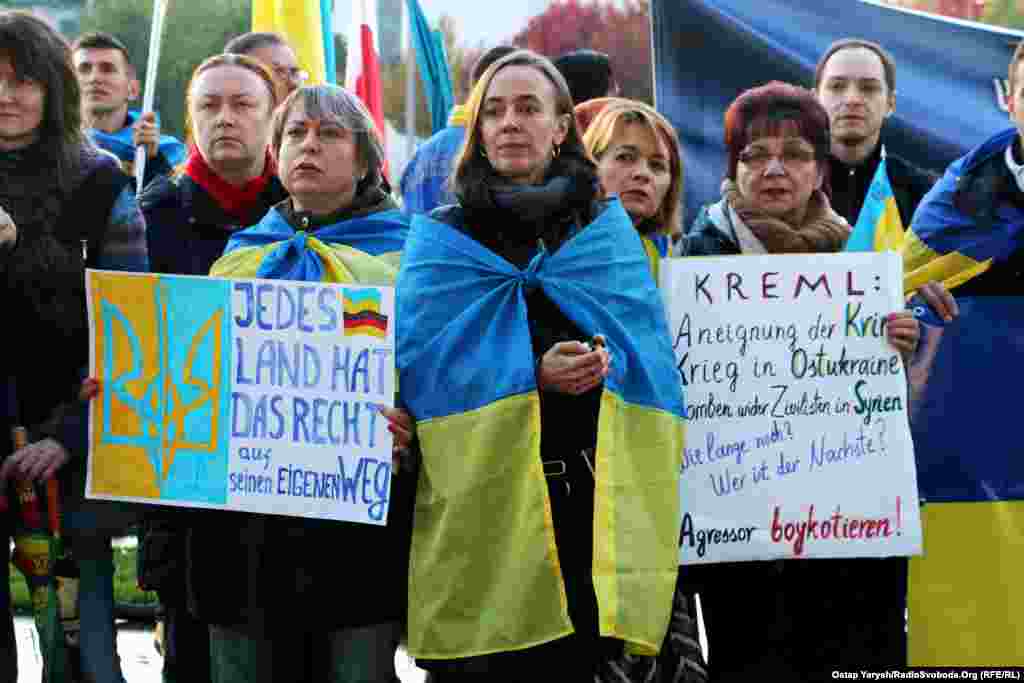 «Кожна країна має право на власний шлях», «Бойкот агресора» – такі гасла на плакатах ативістів