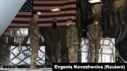 Американскиот воен авион на аеродромот во Москва со респираторите наменети за Русија