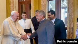 Рөстәм Миңнеханов һәм Рим папасы Франциск. 