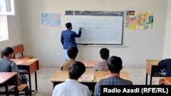 ارشیف، د افغانستان د یوه ښوونځي په یوه ټولګي کې ښوونکی او زدهکووکي