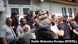 Протест за поддршка на изградба на црква Св. Констатин и Елена во Скопје. Стотици демонстранти протестираат пред зградата на општина Центар. 