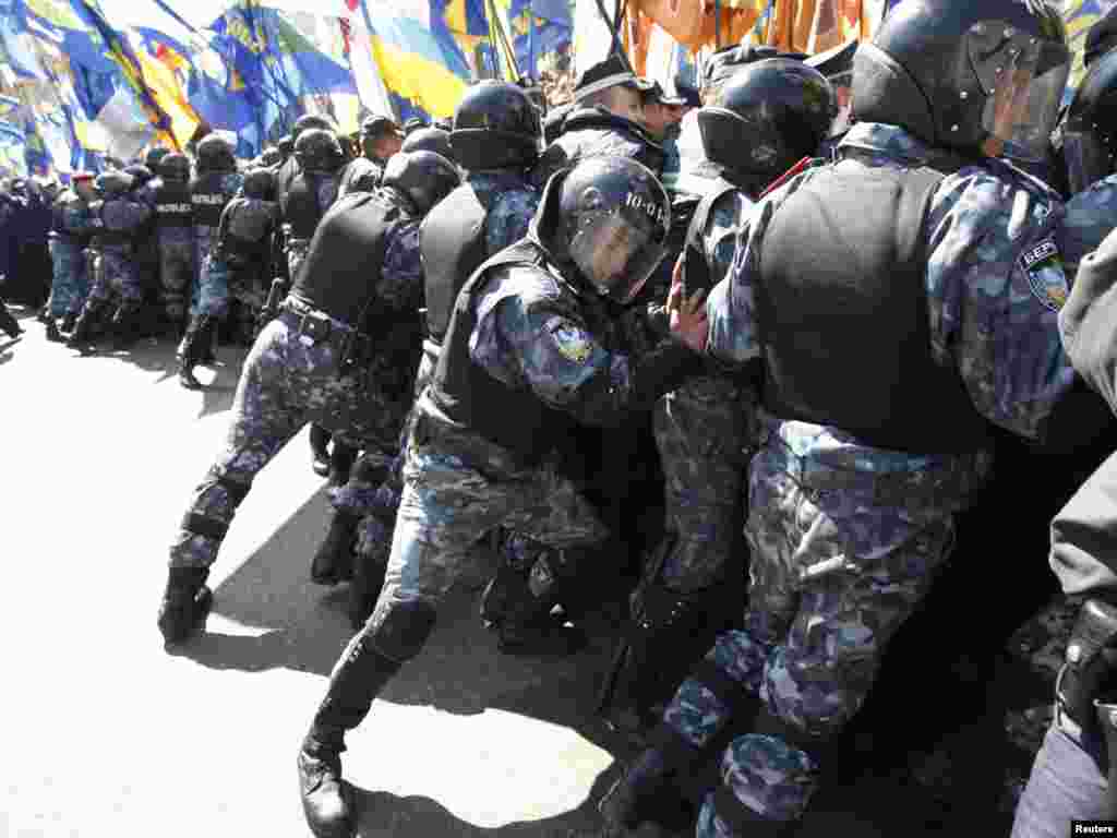 Безпосередньо біля Верховної Ради охорону громадського порядку забезпечують 1,5 тисячі працівників МВС.