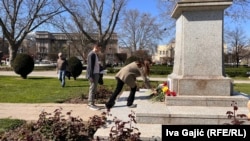 Белград, Србија - Луѓе оставаат цвеќиња во знак на почит кон жртвите во Москва, 23.3.2024 година.