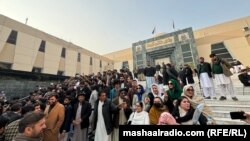 د تحریک انصاف غړي او پلویان د جنورۍ پر ۱۰مه تر عدالتي پرېکړې وروسته د های کورټ مخې ته خوشالي کوي.