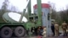 Робітники вилучають боєголовку радянської ядерної ракети SS-19 із шахти на військовій базі біля українського міста Хмельницький, готуючи її до відправки до Росії, квітень 1995 року