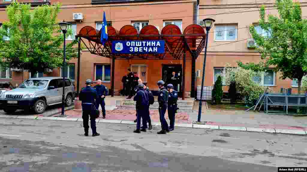 Косовската полиција е распоредена пред општина Звечан.