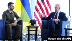 Претседателот на Украина Володимир Зеленски и американскиот претседател Џо Бајден на маргините на Самитот на Г7 во Хирошима, Јапонија, 21 мај 2023 година