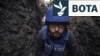 Fotoreporteri i Radios Evropa e Lirë, Serhiy Nuzhnenko, duke mbuluar pushtimin rus të Ukrainës. Donjeck, prill 2022.