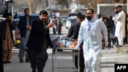 په کوټه کې روغتیايي کارکوونکي یو ژوبل کس روغتون ته انتقالوي - پخوانی انځور. 