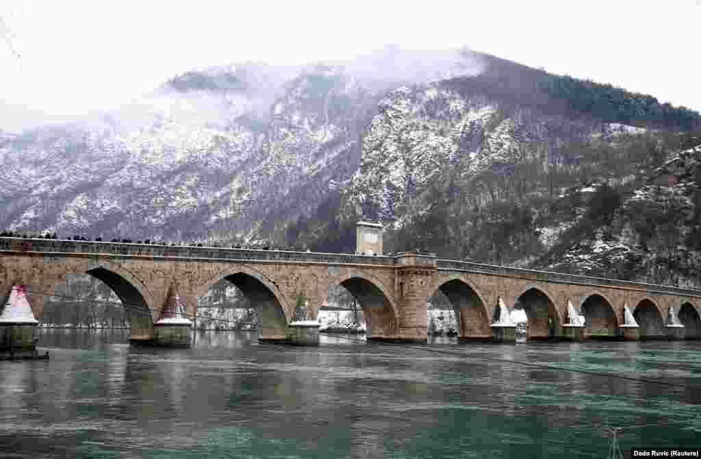 Podul Mehmed Pașa Sokolovic, ce datează din epoca otomană și este parte a patrimoniului internațional UNESCO, în timpul celebrărilor legate de sărbătoarea Bobotezei în ianuarie 2019. Localnicii s-au plâns în repetate rânduri, fără succes însă, că deșeurile au impact negativ asupra turismului din zonă și reputației orașului. (Reuters) 