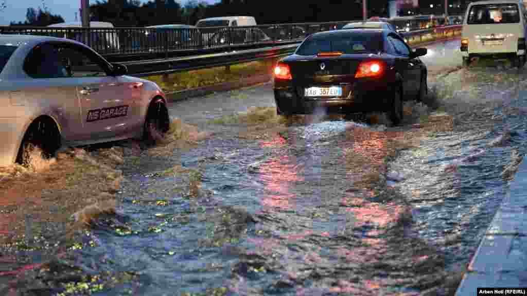 Rrugët e kryeqytetit të Kosovës, Prishtinës, janë vërshuar në pasditen e së dielës, si pasojë e një shiu të rrëmbyeshëm. 