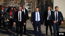 И.ф. главен прокурор Борислав Сарафов (в средата) предвожда група от 21 върховни прокурори на влизане в сградата на Софийската районна прокуратура, 9 февруари 2024 г.