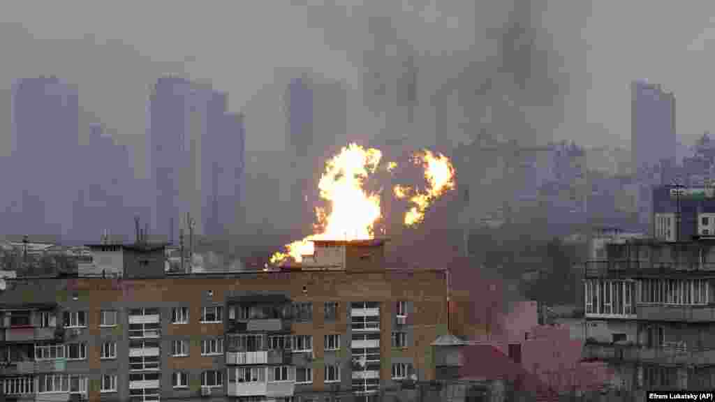 Киевдеги чабуулдан кийин турак үйдүн үстүнөн жалын жана түтүн көтөрүлүп жатат. 