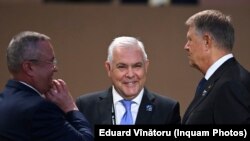 Angel Tîlvăr (centru), Nicolae Ciucă (PNL-fost premier) și Klaus Iohannis la summitul NATO 75, Washington, 11 iulie 2024.