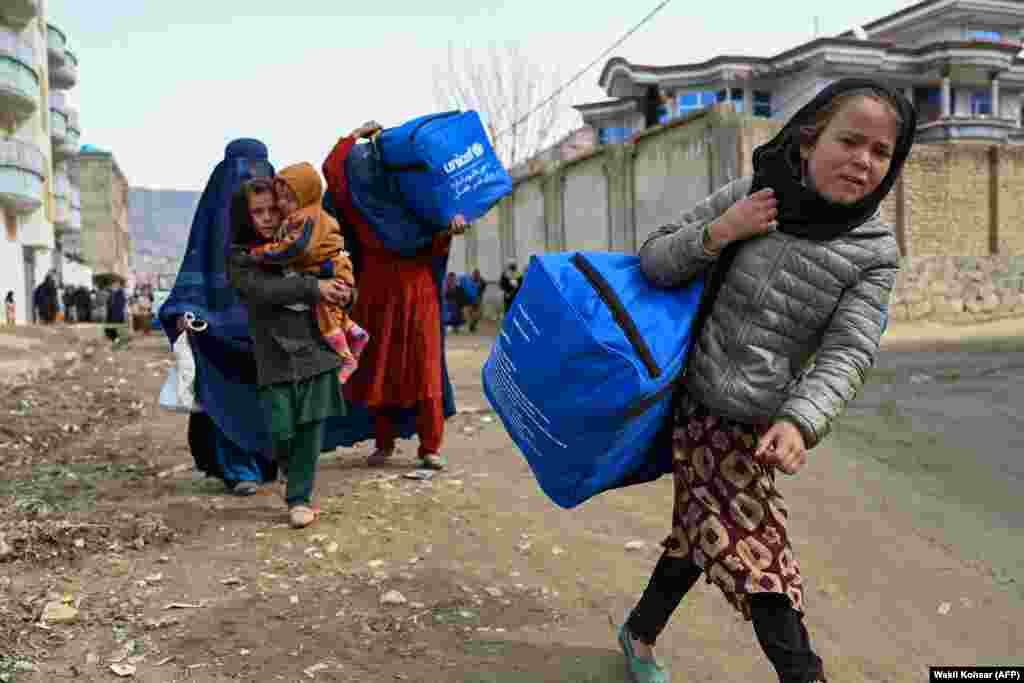 Avganistanci nose zimske pakete pomoći UNICEF-a u Fajzabadu, u provinciji Badakšan.