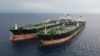 Tanker "MT Arman" pod iranskom zastavom i tanker "MT S Tinos" pod kamerunskom zastavom snimljeni tokom ilegalnog prebacivanja nafte kod Indonezije, 11. jul 2023.