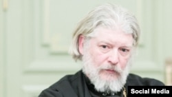 Represiunile împotriva protopopului Alexei Uminski (în imagine) au survenit ca urmare a declarațiilor sale împotriva războiului într-un interviu cu fostul redactor-șef al postului de radio Eho Moskvî, Alexei Venediktov.