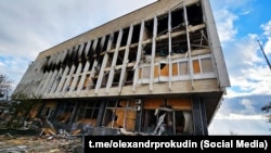 Унікальна за архітектурним рішенням і наповненням фондів Херсонська обласна універсальна наукова бібліотека імені Олеся Гончара після цілеспрямованого удару російської армії. Херсон, 12 листопада 2023 року
