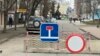 Bloc de beton armat, amplasat în apropierea unei secții de vot din Tiraspol, deschise pentru alegerile prezidențiale rusești, 17 martie 2024.
