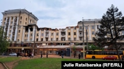 Ucrainenii așteaptă de luni bune ajutoarele americane, timp în care Rusia a tras de șapte ori mai multă artilerie către ținte precum această clădire din Dnipro.