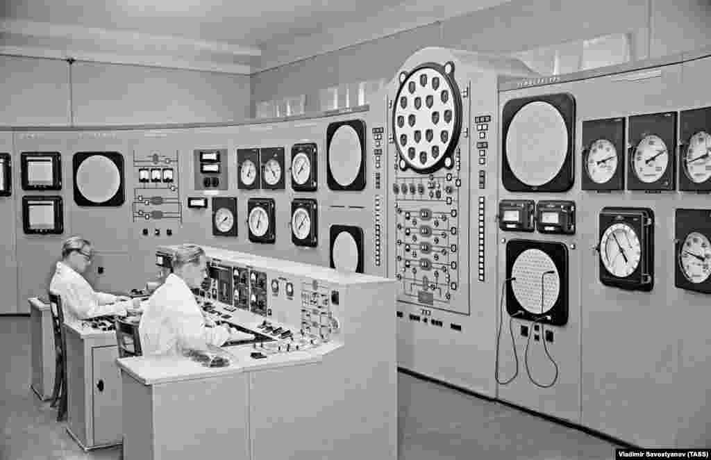 Kontrolna tabla nuklearne elektrane Obninsk snimljena 1955. godine. Postrojenje u Obninsku koristilo je toplotu nastalu nuklearnom fisijom obogaćenog urana i pretvaranje vode u paru, koja je zauzvrat okretala turbinu za proizvodnju električne energije. Snaga nuklearnog reaktora morala je biti ograničena na kapacitet koji je postojeća turbina mogla podnijeti.