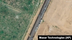 Satelitski snimci Maxar Technologies pokazuju gradnju zida u blizini Rafaha, Egipat, 15. februara 2024. 