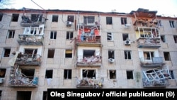За повідомленням Офісу генпрокурора, атака пошкодила низку багатоповерхівок, медичні установи, автомобілі, школу, дитячий садок та інші обʼєкти інфраструктури