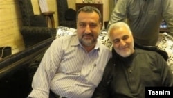 تصویری که رسانههای ایران از سید رضی موسوی (چپ) در کنار قاسم سلیمانی، فرمانده سابق نیروی قدس سپاه پاسداران، منتشر کردهاند