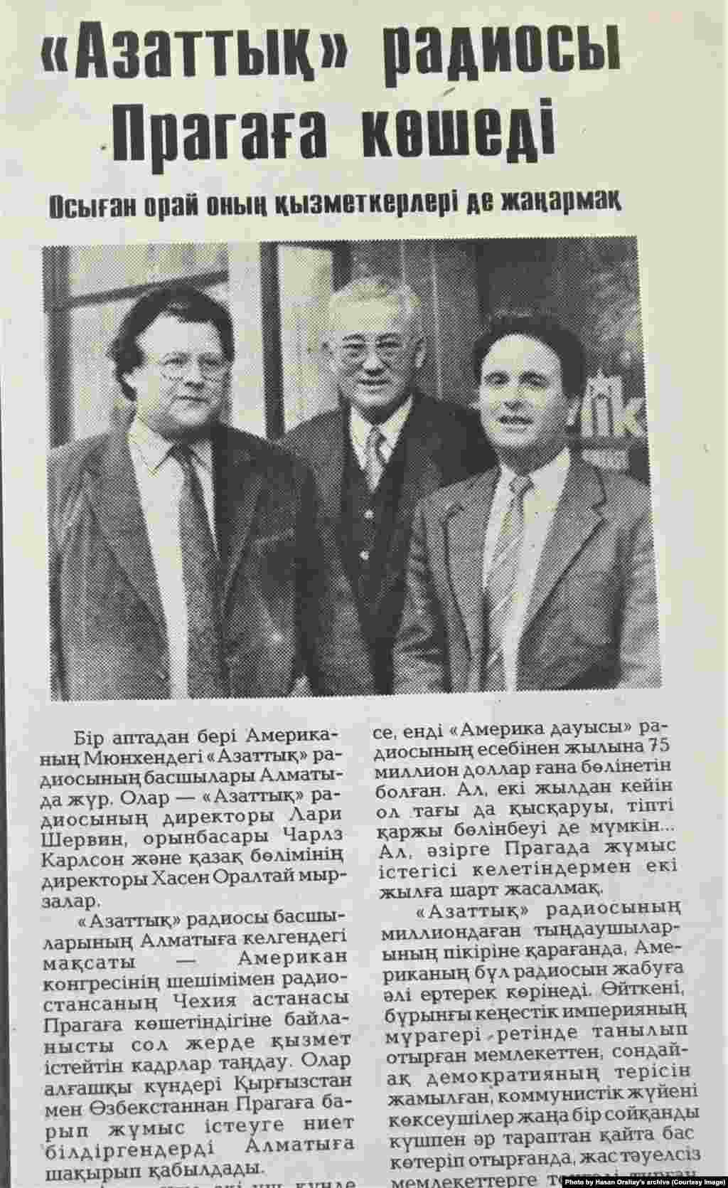 "Егемен Қазақстан" газетінде Азаттық радиосы туралы жарияланған мақала. Суретте: Азаттық радиосының президенті Лари Шервин (оң жақта), оның орынбасары – Чарльз Карлсон (сол жақта) мен Қазақ бөлімінің директоры Хасен Оралтай.