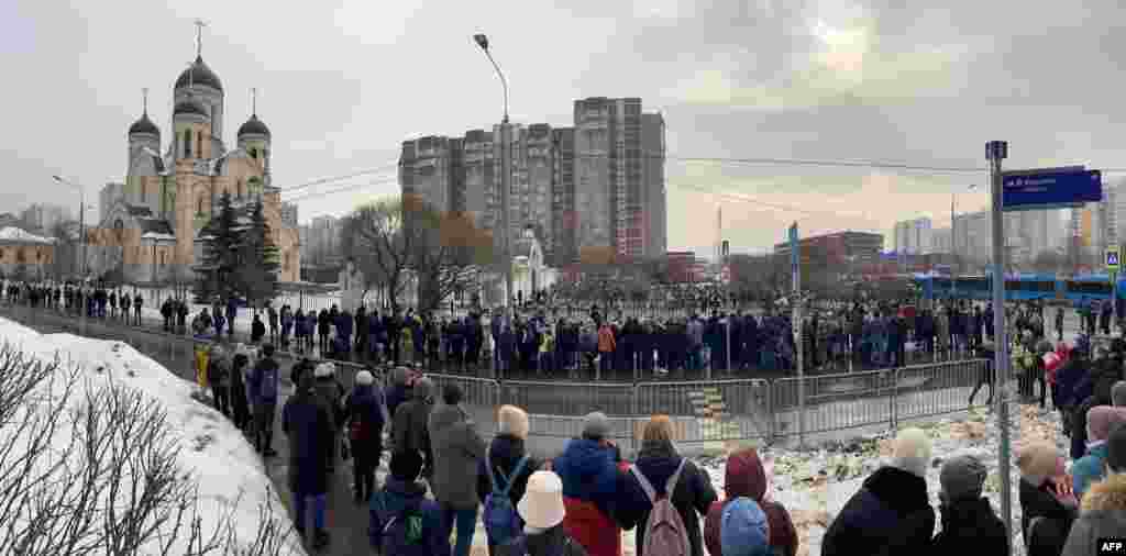 Mii de oameni s-au adunat la Biserica Maicii Domnului din Moscova la 1 martie să-și ia rămas bun de la activistul anticorupție Aleksei Navalnîi, care a murit într-o închisoare de dincolo de Cercul Polar în circumstanțe neclare. 