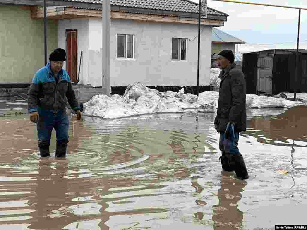 Жители села Коянды стоят во дворе, подтопленном талой водой. Населённый пункт в пригороде столицы несколько дней борется с паводками. Сельчане, недовольные действиями властей по устранению последствий наводнения, выходили на улицу, перекрывали дорогу. Шестерых оштрафовали, вменив им «участие в незаконном митинге» 