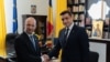 În fotografia de după întâlnirea lui George Simion cu ambasadorul israelian Reuven Azar din 28 august, se vede în fundal o hartă cu România Mare.