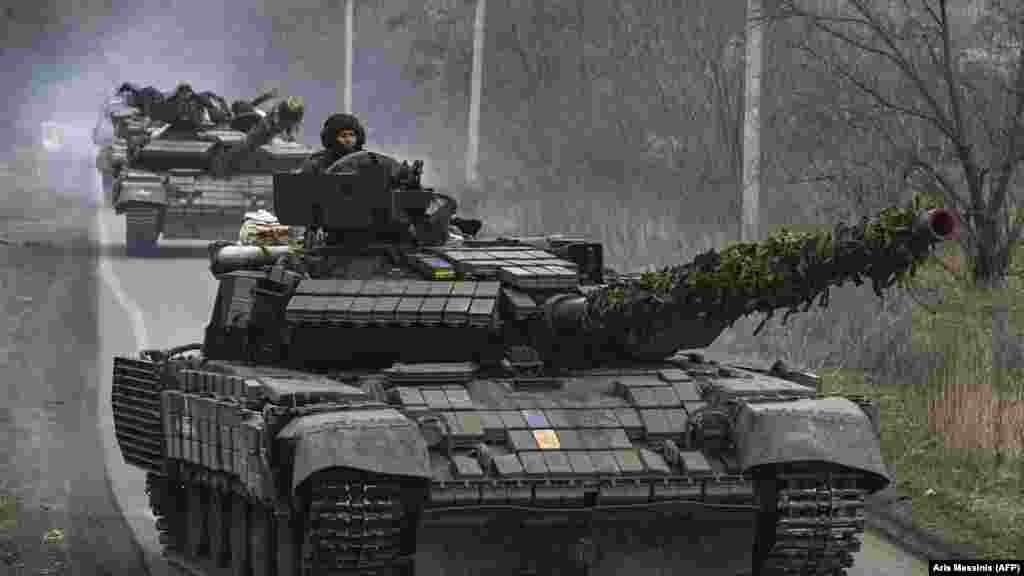 Ukrajinski tenkovi T-64 kreću se prema Bahmutu. Iako brojčano i oružano nadjačane, ukrajinske snage zadržavaju kontrolu nad zapadnim dijelom Bakhmuta. 