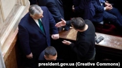 Президент України Володимир Зеленський звертається до прем’єр-міністр Угорщини Віктора Орбана, Буенос-Айрес, Аргентина, 10 грудня 2023 року