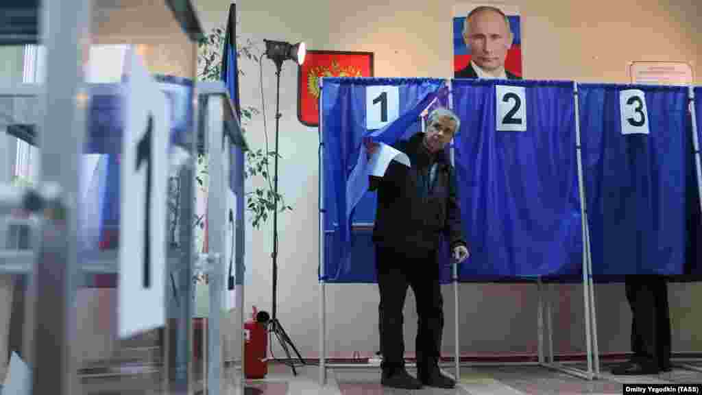 Elnökválasztás 2024. március 17-én egy oroszországi szavazóhelyiségben. Négy jelölt szerepelt a szavazólapon: Vlagyiszlav Davankov (Új Emberek), a hivatalban lévő elnök, Vlagyimir Putyin független jelölt, Leonyid Szluckij (Oroszország Liberális Demokrata Pártja) és Nyikolaj Haritonov (az Oroszországi Föderáció Kommunista Pártja)