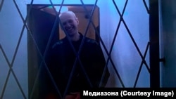Алексей Навални участва в изслушване пред съда чрез видеовръзка от наказателната колония, в която се намира. 