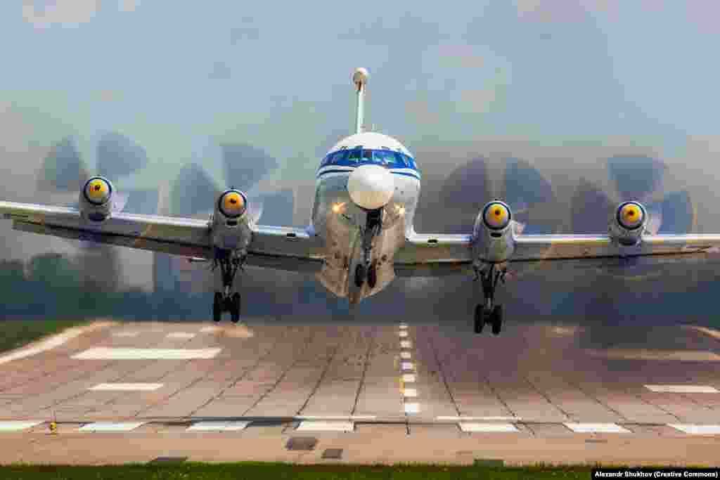 Un avion de control aerian Il-22 decolând de pe un aerodrom din Moscova în mai 2016. Kievul a mai susținut și că „a distrus” un Il-22 în noaptea în care a fost doborât avionul A-50. Ulterior,au fost publicate fotografii în care se vede că avionul Il-22 pare să fi reușit o aterizare de urgență, însă cu coada puternic avariată de schije. 