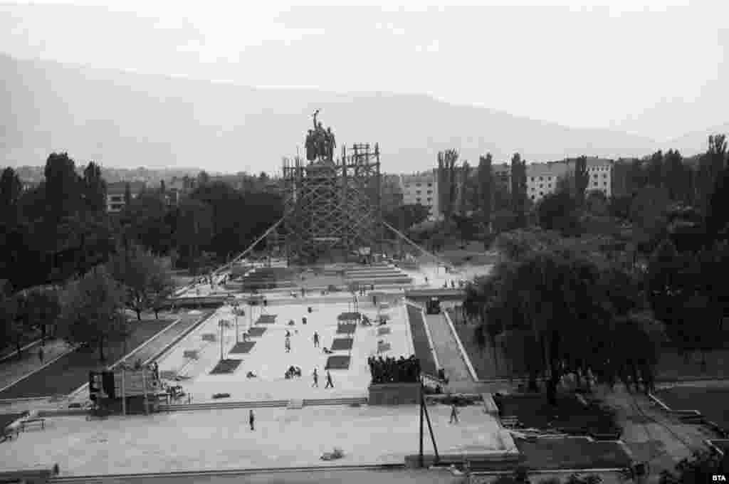 Тази снимка е от строежа на паметника през 1954 г., близо 10 години след нахлуването на Червената армия в България в края на Втората световна война. Тогава Съветския съюз обявява война на България, а малко след това в страната е извършен деветосептемврийският преврат.