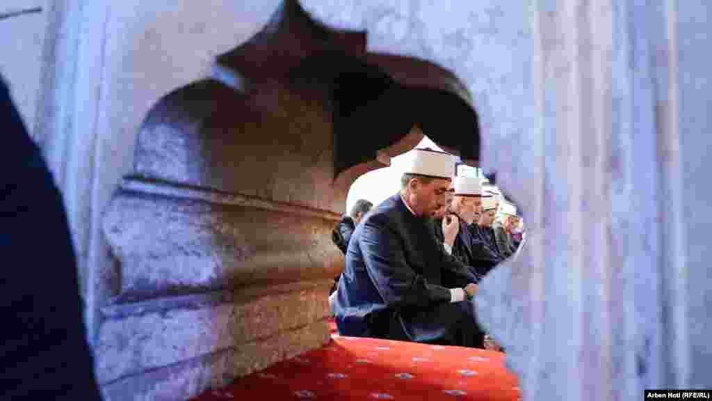 U Prištini muslimanski vernici počeli su proslavu Bajrama molitvom u zoru.
