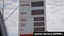 Çmimet e derivateve të naftës në një pikë karburantesh në Kosovë.