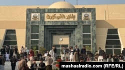 د پېښور های کورټ مخې ته خلک او وکیلان ناست دي ـ پخوانی انځور.