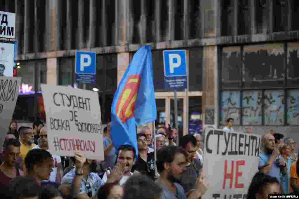 Zahtevi protesta su već mesecima isti, i to su smena članova Saveta REM-a i rukovodstva RTS-a. Traži se i gašenje štampanih medija i ukidanje programa i nacionalnih frekvencija televizijama koje promovišu nasilje i mržnju kao i smena ministra unutrašnjih poslova Bratislava Gašića i direktora Bezbednosno informativne agencije Aleksandra Vulina. 