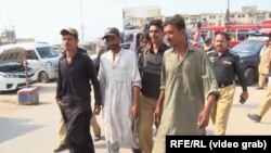 په کراچې کې پولیسو افغان کډوال نیولي او افغانستان ته یې لېږدوي. November 1, 2023